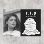 Invitación Q.E.P.D. 2000 Funny Funeral 300th Birthday Photo<br><div class="desc">Este diseño gracioso pero espeluznante presenta un tema funerario con una tipografía grave y vintage sobre un fondo negro, con una foto que puedes personalizar con la tuya propia. Personalice la invitación con sus detalles y si desea reorganizar el estilo y la ubicación del texto, pulse el botón "Haga clic...</div>