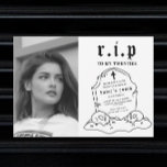 Invitación Q.E.P.D. 2000 Funny Funeral 300th Birthday Photo<br><div class="desc">Este diseño gracioso pero espeluznante presenta un tema funerario con una tipografía grave y vintage sobre fondo blanco, con una foto que puedes personalizar con la tuya propia. Personalice la invitación con sus detalles y si desea reorganizar el estilo y la ubicación del texto, pulse el botón "Haga clic para...</div>