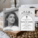 Invitación Q.E.P.D. 2000 Funny Funeral 300th Birthday Photo<br><div class="desc">Este diseño gracioso pero espeluznante presenta un tema funerario con una tipografía grave y vintage de fondo gris y blanco, con una foto que puedes personalizar con la tuya propia. Personalice la invitación con sus detalles y si desea reorganizar el estilo y la ubicación del texto, pulse el botón "Haga...</div>