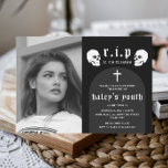 Invitación Q.E.P.D. 2000 Funny Funeral 300th Birthday Photo<br><div class="desc">Este diseño gracioso pero espeluznante presenta un tema funerario con una tipografía grave y vintage sobre un fondo negro, con una foto que puedes personalizar con la tuya propia. Personalice la invitación con sus detalles y si desea reorganizar el estilo y la ubicación del texto, pulse el botón "Haga clic...</div>