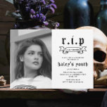 Invitación Q.E.P.D. 2000 Funny Funeral 300th Birthday Photo<br><div class="desc">Este diseño gracioso pero espeluznante presenta un tema funerario con una tipografía grave y vintage sobre fondo blanco, con una foto que puedes personalizar con la tuya propia. Personalice la invitación con sus detalles y si desea reorganizar el estilo y la ubicación del texto, pulse el botón "Haga clic para...</div>