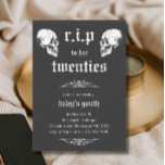 Invitación QEPD 20 a sus 20 Góticos Skulls 30 cumpleaños<br><div class="desc">Q.E.P.D. 2000 Funeral divertido de cráneo 30 cumpleaños | Invitaciones de cumpleaños para adultos | Descanso negro y blanco en paz 30 invitaciones | Treinta Celebración de Cumpleaños Este diseño gótico pero divertido presenta dos cráneos opuestos en un tema funerario y tipografía con escritura vintage sobre fondo negro. Personalice la...</div>