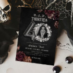 Invitación QEPD 3040º cumpleaños Muerte a mi joven foto<br><div class="desc">Celebra el gran 4-0 con un toque de humor usando nuestra invitación fotográfica RIP de 30 años, 40 aniversario de la muerte de mi juventud. Esta invitación única presenta detalles florales y divertidos y una foto de personalizable, perfecta para un "funeral" de sus treinta años. Fácilmente editable, puede personalizarlo con...</div>