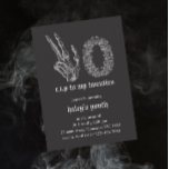 Invitación QEPD funeral de Skeleton 20 30 cumpleaños<br><div class="desc">Este diseño gracioso aunque espeluznante presenta un tema funerario con una mano esquelética en fondo negro. Personalice la invitación con sus detalles y si desea reorganizar el estilo y la ubicación del texto, pulse el botón "Haga clic para más personalizares". Para más productos en el mismo tema visita mi tienda:...</div>