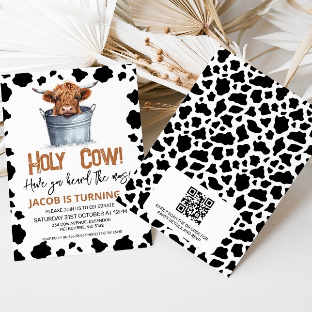 Invitación QR Highland Cow In Bucket Cow Imprimir Primer Cump (Highland cow holy cow first birthday invitation with black and white cow print and QR code.)