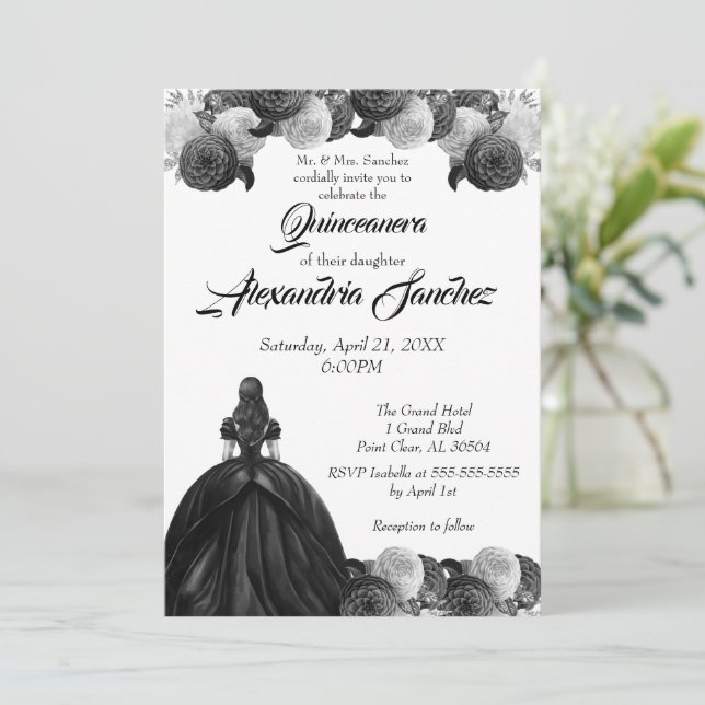 Invitación Quinceanera floral blanca y negra (Anverso de pie)