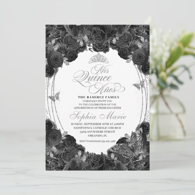 Invitación Quinceanera floral elegante en negro y plateado (Anverso de pie)