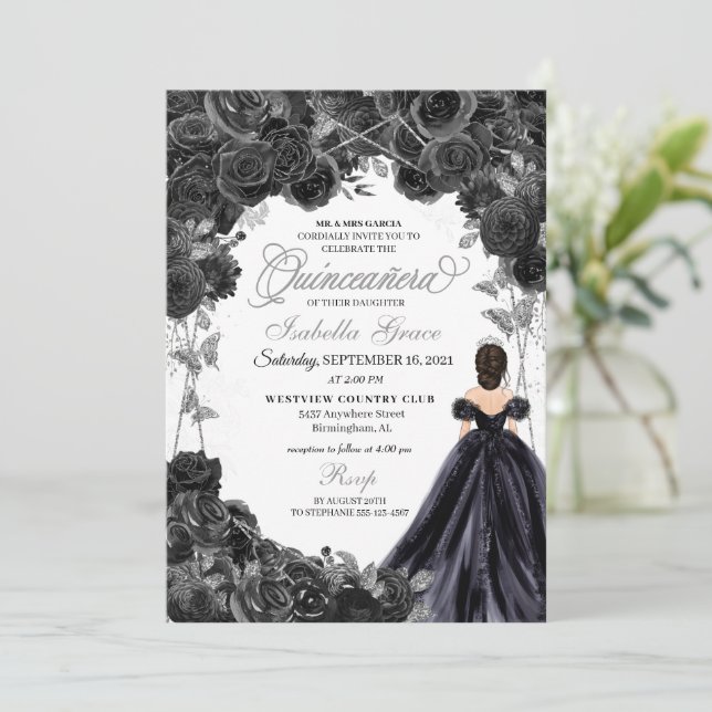 Invitación Quinceanera floral elegante en negro y plateado (Anverso de pie)