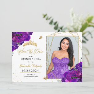 Invitación Quinceañera morada y dorada salva la foto de fecha
