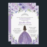 Invitación Quinceañera Purple Lilac Floral Princesa Nacimient<br><div class="desc">Personalice esta encantadora invitación de quinceañera con su propia redacción fácil y rápidamente,  simplemente pulse el botón personalizar it para reorganizar y formatear el estilo y la ubicación del texto. ¡Artículos coincidentes disponibles en la tienda! c) El estudio Happy Cat Studio</div>