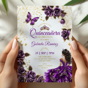 Invitación Quinceañera púrpura rosas doradas tiaras mariposas