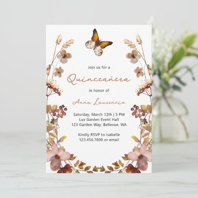 Invitación Quinceañera rústica con flores silvestres y maripo (Anverso de pie)
