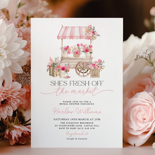 Invitación Recién llegada al mercado de flores Bridal Shower (She's fresh off the market. Bridal Shower invitation with pink flower cart and pink flowers. )