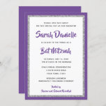 Invitación Rectángulo púrpura y plateado de Bat Mitzvah Purpu<br><div class="desc">Esta invitación a la moda de Bat Mitzvah presenta un purpurina falso y brillante en una capa sobre un fondo de color sólido. Utilice el formulario de plantilla para agregar su propia información. La función "Personalizar" puede utilizarse para cambiar el estilo, el color y la disposición del tipo de letra....</div>