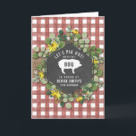 Invitación Red Gingham Pig Burlap Floral Birthday Bbq<br><div class="desc">Diseño de gingham rojo con burlap en la parte delantera. El frontal también presenta un diseño geométrico de pizarra con silueta de cerdo rodeado de flores silvestres y vegetación de sueros de ojos negros. Personalice el texto en el frente y en el interior.</div>