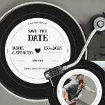 Invitación Registro de Vinilo Retro Boda fotográfica Guardar<br><div class="desc">**"Vintage Vibes: Retro Vinyl Record Save the Date"** Prepárese para acurrucarse con nuestro Retro Vinyl Record Save the Date, la elección perfecta para parejas amantes de la música que aprecian un toque nostálgico. Diseñada en blanco y negro clásico, esta tarjeta aporta el atractivo intemporal de un disco de vinilo a...</div>