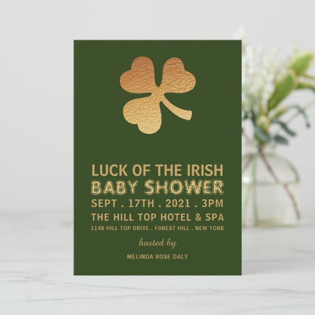 Invitación Relieve metalizado dorado Shamrock, Baby Shower ir (Anverso de pie)