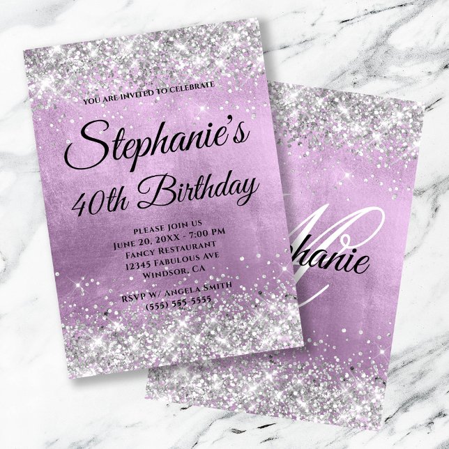 Invitación Relieve metalizado Lilac Purpurina Plata Monograma (Silver Glitter Lilac Foil Fancy Monogram Invitation)