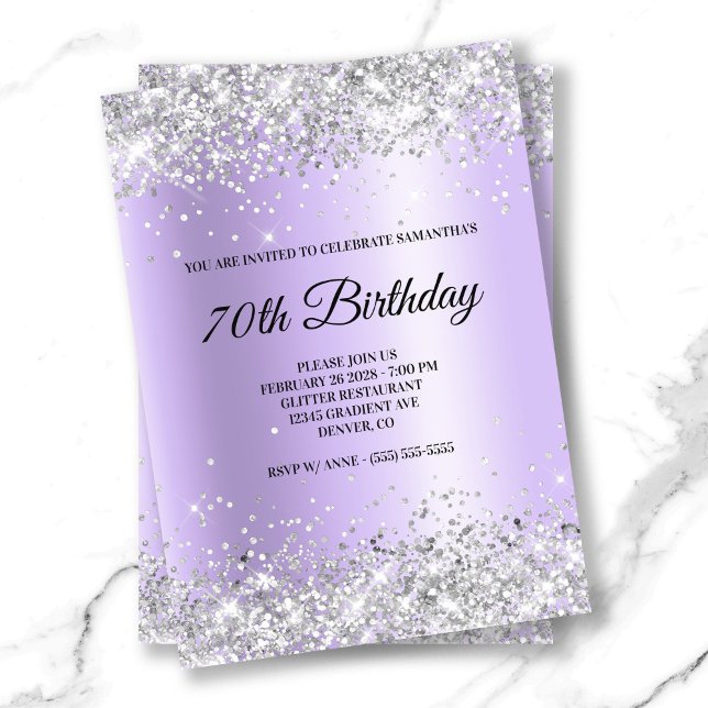 Invitación Relieve metalizado satinado Purpurina de plata Lav (Silver Glitter Lavender Satin Foil 70th Birthday Invitation)