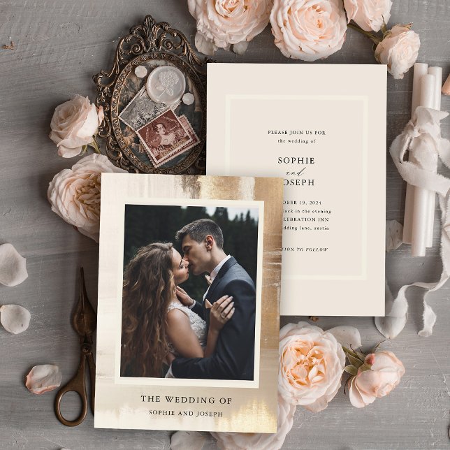 Invitación Resumen de oro | Elegante Boda fotográfico (A glamorous photo wedding invitation with an abstract gold background and a neutral tone on the back)