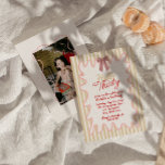 Invitación Retro 30th Bow Hello Thirty Photo Modern Birthday<br><div class="desc">Si buscas una elegante y fácilmente editada invitación única de 30 cumpleaños, esta es perfecta para ti. Como ven, presenta un guión escrito a mano roja con el llamativo HELLO THIRTY sobre fondo blanco. Dentro de un marco de color rosa ondulado a mano y de rayas amarillas a acuarela. Y...</div>
