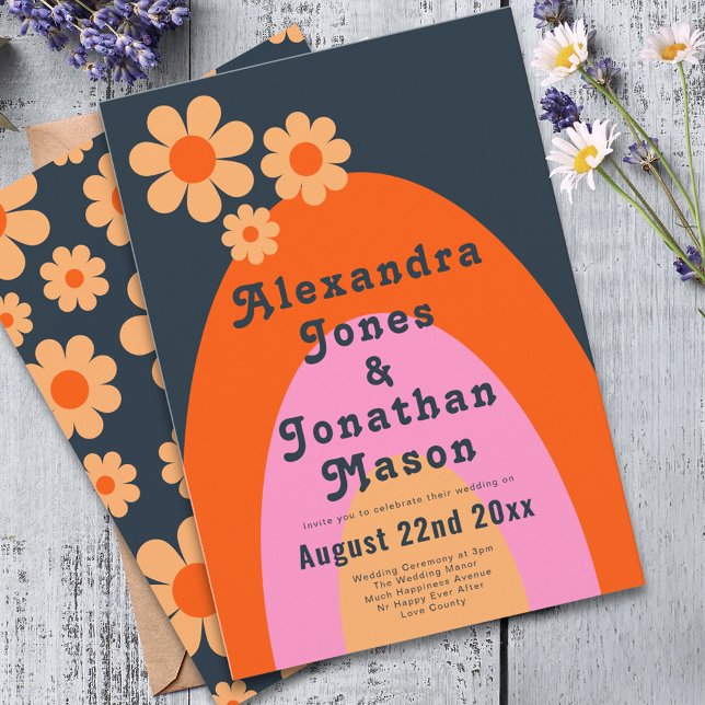 Invitación Retro 70 Boda moderno (Modern retro daisy arch groovy typography navy blue orange pink and yellow wedding invitation )