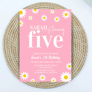 Invitación Retro Daisy Rosa y Blanco Mínimo 5 cumpleaños
