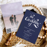 Invitación Retro foto azul marino guión azul boda código Qr<br><div class="desc">Cuando el retro se encuentra con el toque moderno. Invitación a una boda retro en blanco y azul marino con una caligrafía retro clásica y elegante en blanco y azul marino. Añade tu foto de pareja en la parte posterior (o borra si no quieres ninguna foto), y agrega tu código...</div>