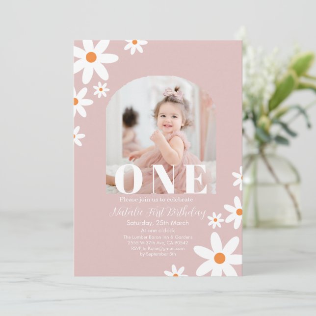 Invitación Retro Groovy Daisy Boho photo Girl 1st Birthday (Anverso de pie)