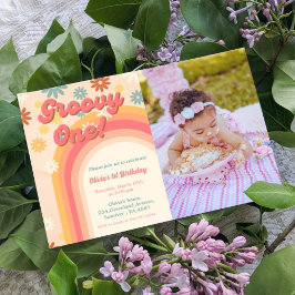 Invitación Retro groovy una flor de margarita Primer cumpleañ