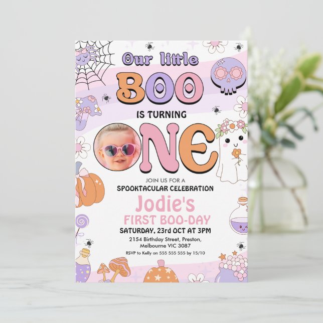 Invitación Retro Purple Halloween Pequeño Boo Primer Cumpleañ (Anverso de pie)