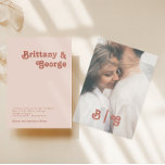 Invitación Retro simple | Monograma fotográfico color rosa de<br><div class="desc">Esta simple retro | la invitación al monograma fotográfico casual de color rosa rosa es perfecta para su boda de tonalidades de tierra de color funky. El diseño presenta una minimalista fuente hippie rústica tipo boho. La paleta de colores neutros del desierto del suroeste y las letras bohemias de mediados...</div>
