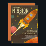 Invitación Retro Space Mission Kids Fiesta de cumpleaños<br><div class="desc">Otro año mayor y otro año de diversión. A tu pequeña le encantará esta invitación de cumpleaños de la Misión Espacial. Añade fácilmente los detalles de tu fiesta, cambia el color del texto y también puedes cambiar el color del reverso de la invitación de fiesta. A los niños pequeños les...</div>