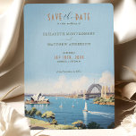 Invitación Retro Sydney Australia Viaje Ahorro-la-Fecha<br><div class="desc">Establezca la escena para su historia de amor urbano con nuestra invitación "Sunset Silhouette Seattle" a Save the Date. Esta elegante carta presenta una representación acuarela del icónico perfil de Seattle, incluida la famosa Aguja Espacial, con el telón de fondo de un cielo atardecer pastel en tonos melocotón, lavanda y...</div>