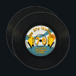 Invitación Retro Vinyl Record 70ª ronda de fiesta de cumpleañ<br><div class="desc">Una imagen divertida con un disco de vinilo real de 45 rpm (imagen impresa) para su fiesta de cumpleaños número 70 en la tarjeta de invitación de forma redondeada recto-verso. ¡Sorprende a tus amigos y familia con este récord vintage de los años 60!</div>