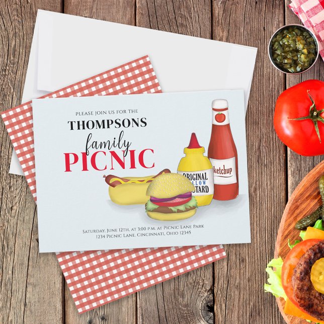 Invitación Reunión de la Familia Picnic Barbeque Casual Hambu (BBQ invitation with Family picnic wording and hand-drawn hamburgers and hotdogs. )