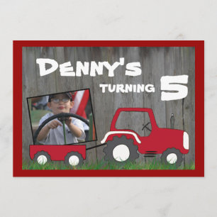 Invitación roja del cumpleaños del tractor: Foto