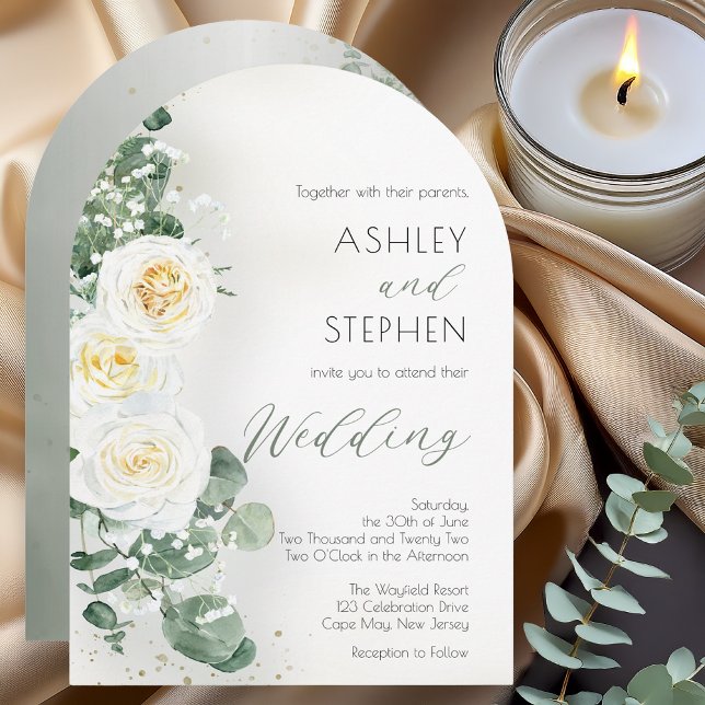 Invitación Romantic Sage Green Arch Wedding Invitation (age green botanical wedding invitation with white roses and eucalyptus leaves in a natural greenery )