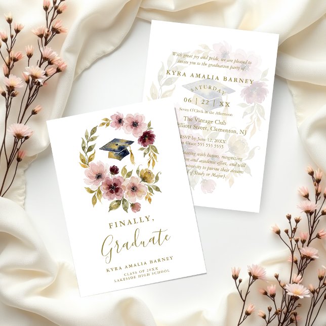 Invitación Romantic Soft Floral Wreath Graduation Cap Design (Romantic Soft Floral Wreath with Graduation Cap Invitation Party Card Design.)