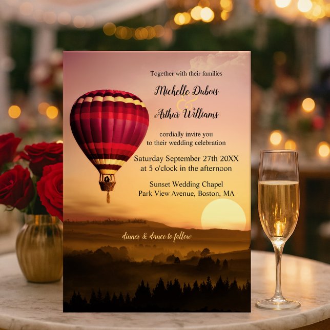 Invitación romántica de la boda de la puesta del (Wedding invitation featuring a couple in a romantic hot air balloon over a sunset landscape scene)