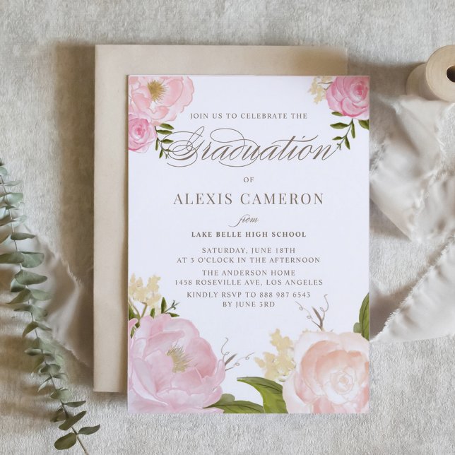 Invitación romántica de la graduación de los (Customizable floral graduation invitation featuring watercolor blush pink flowers.)