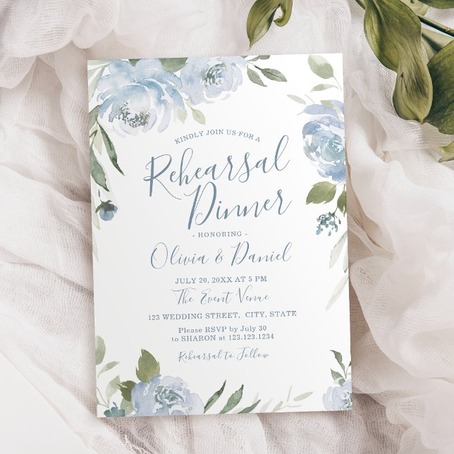 Invitación Romántico jardín polvoriento cena de ensayo floral (Romantic garden dusty blue floral rehearsal dinner invitation)