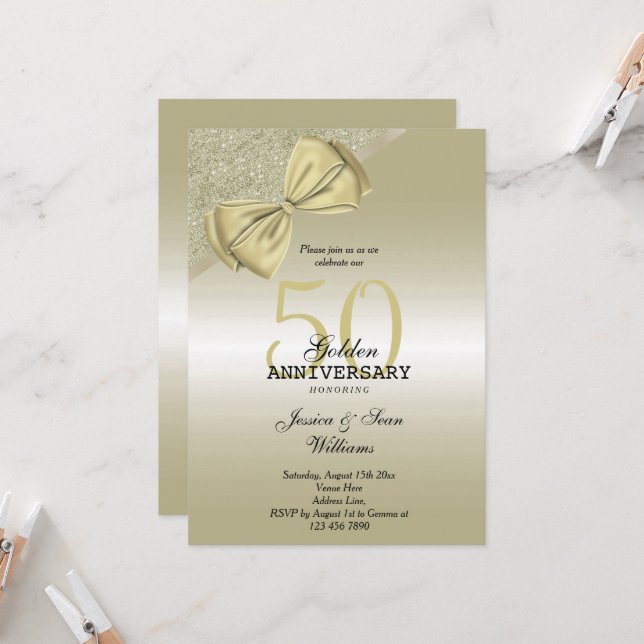 Invitación Romántico Oro Bow y Purpurina 50.º Boda (Anverso/Reverso In Situ)