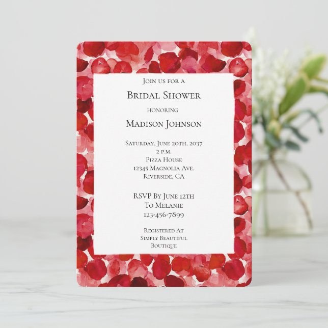 Invitación Romántico Rojo Pétalos Floral Bridal Shower (Anverso de pie)