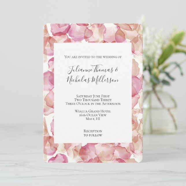 Invitación Romántico Rosa Pétalos de rosa Boda floral (Anverso de pie)