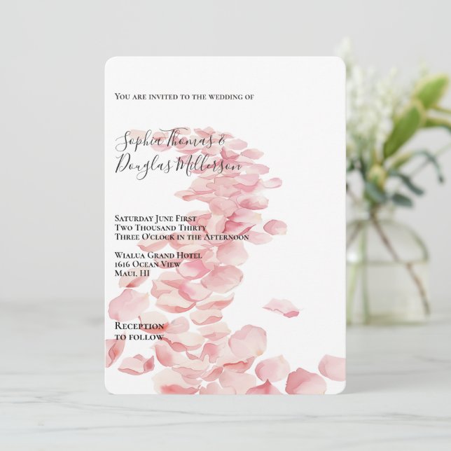 Invitación Romántico Rosa Pétalos de rosa Boda floral (Anverso de pie)