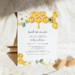 Invitación Romy - Floral Honey Bumble Bee Baby Shower<br><div class="desc">Esta plantilla de invitación a la ducha para bebés 'dulce como puede ser' incluye miel dulce,  abejas con burbujas acuáticas y flores amarillas inspiradas en la primavera. Edite fácilmente toda la redacción de esta invitación para satisfacer mejor sus necesidades.</div>