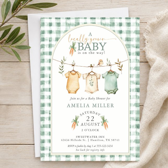 Invitación Ropa de bebé de gingham cultivado localmente Caden (Green Locally Grown Baby Clothesline Baby Shower Invitation)