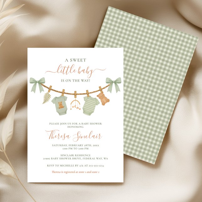 Invitación Ropa de bebé en verde sage boho para baby shower (Sage Green Boho Clothesline Baby Shower Invitation)