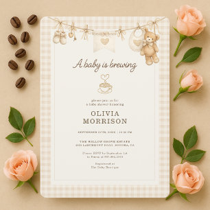 Invitación Ropa de bebé está preparando un baby shower de caf